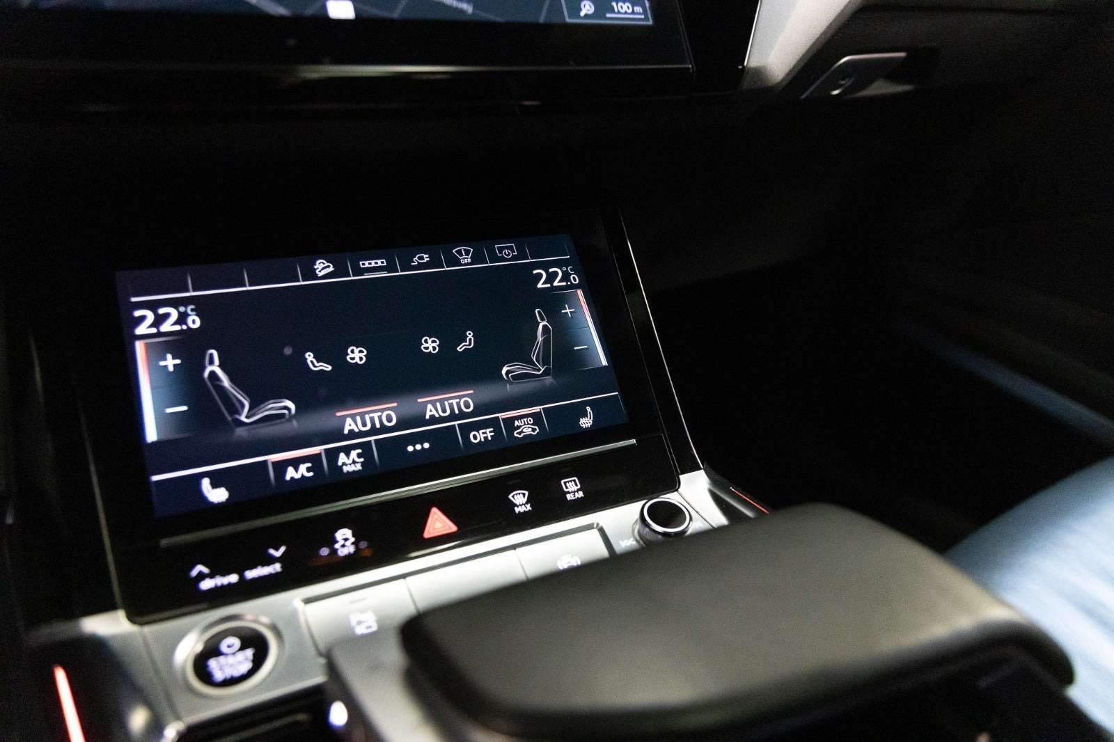 Hvid Audi e-tron fra 2022