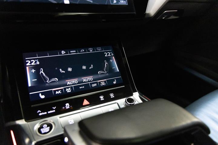 Hvid Audi e-tron fra 2022