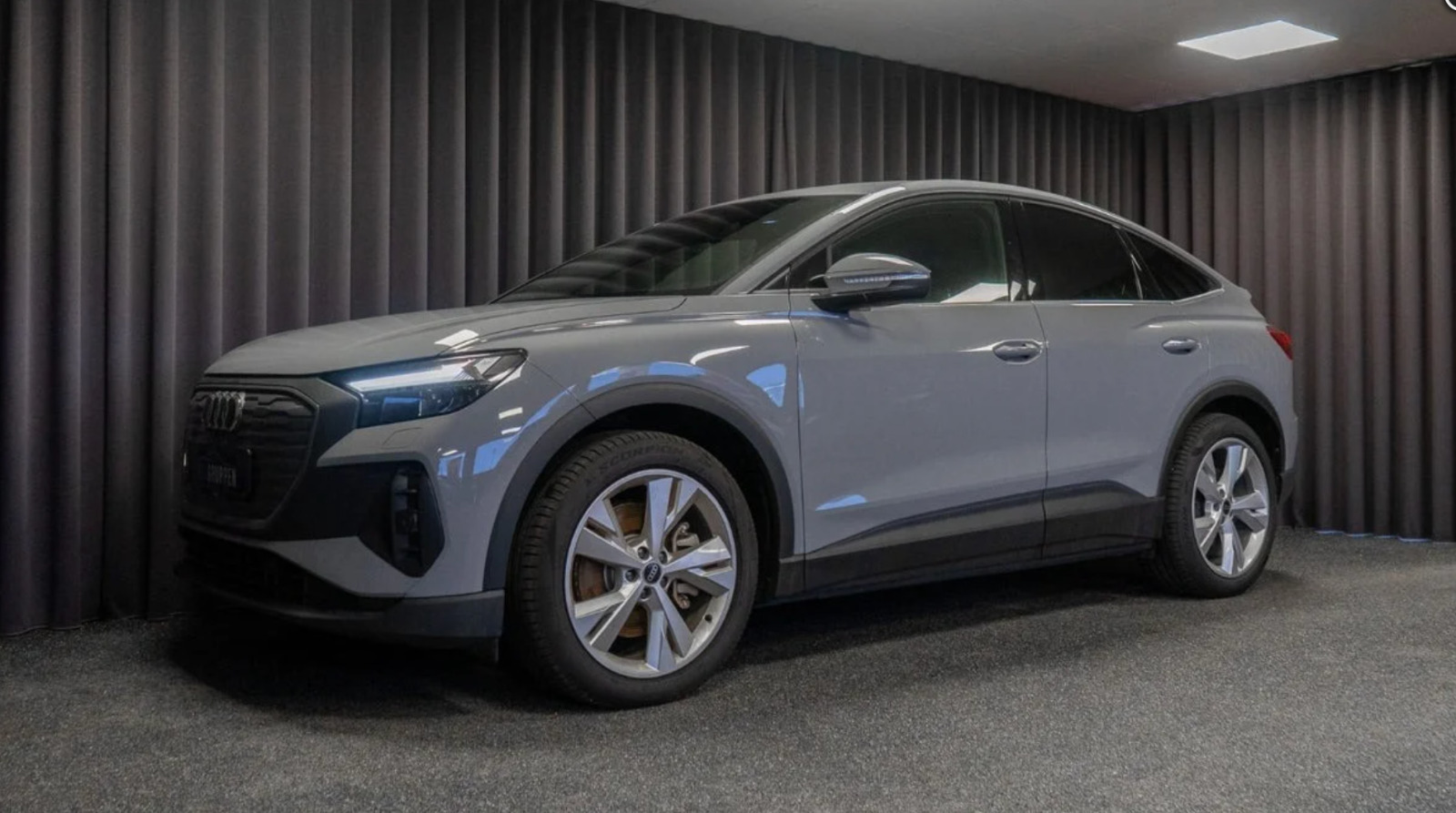 Grå Audi Q4 e-tron fra 2024