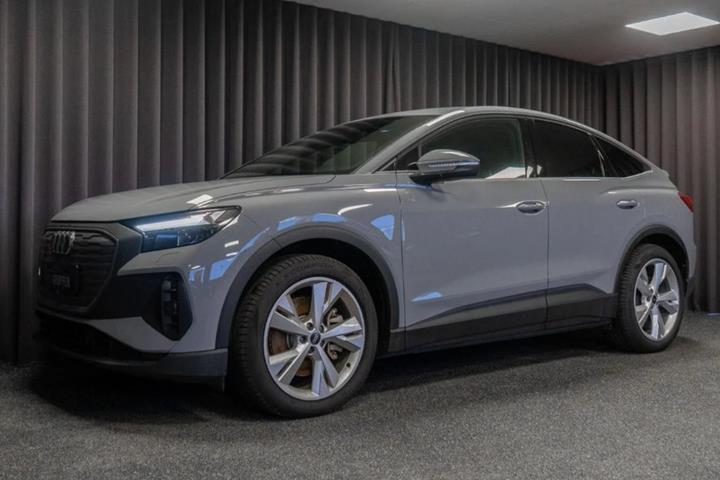Grå Audi Q4 e-tron fra 2024
