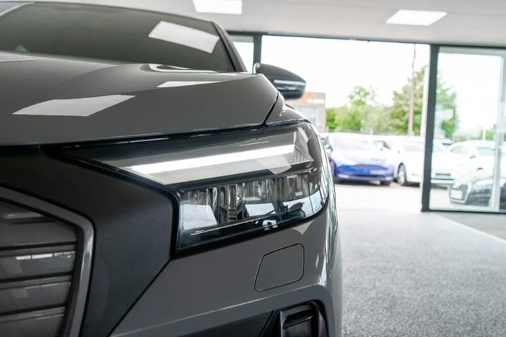Grå Audi Q4 e-tron fra 2024
