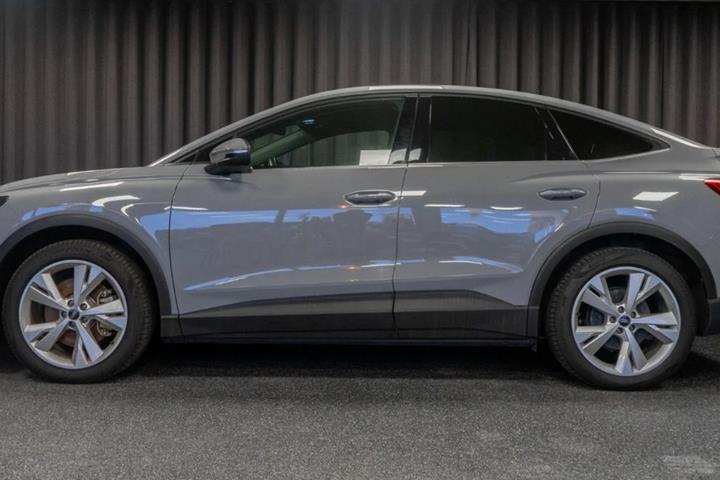 Grå Audi Q4 e-tron fra 2024