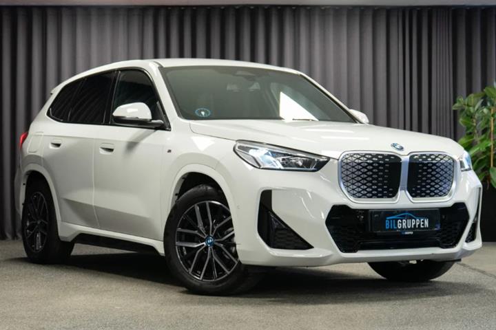 Hvid BMW iX1 fra 2025 set udefra