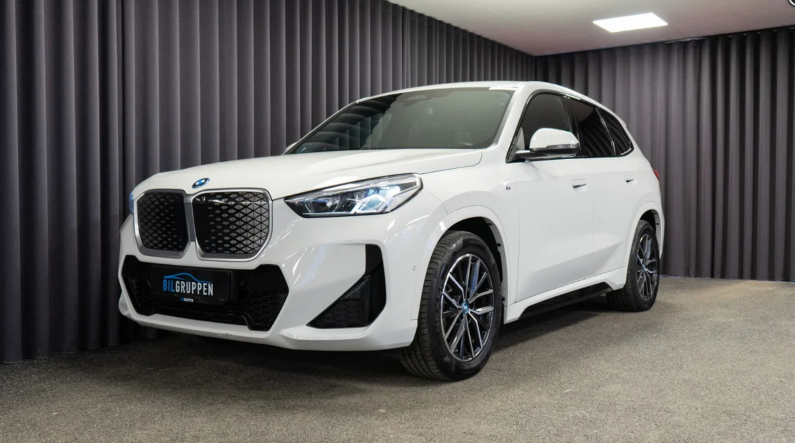 Hvid BMW iX1 fra 2025