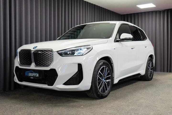 Hvid BMW iX1 fra 2025