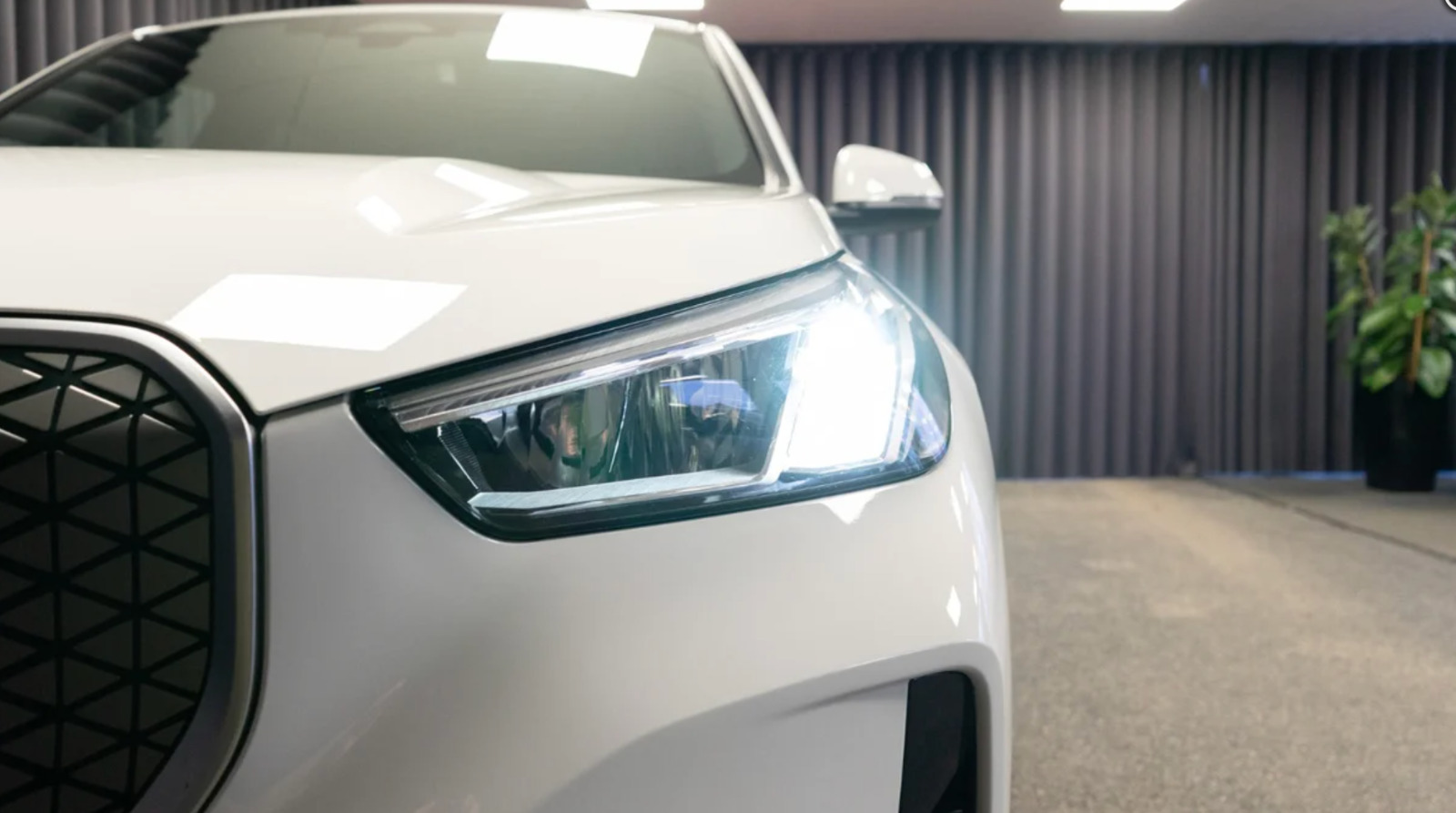 Hvid BMW iX1 fra 2025