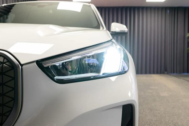 Hvid BMW iX1 fra 2025