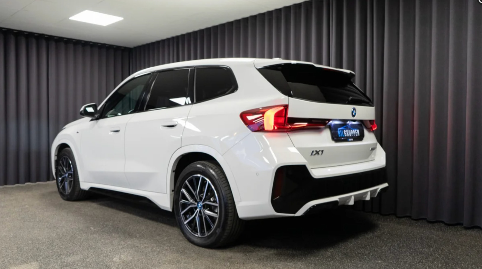 Hvid BMW iX1 fra 2025
