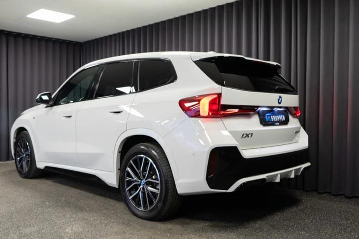 Hvid BMW iX1 fra 2025