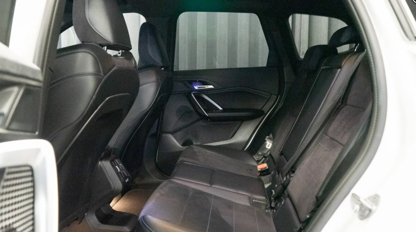Hvid BMW iX1 fra 2025