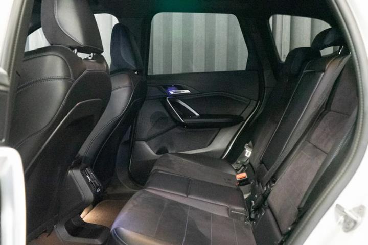 Hvid BMW iX1 fra 2025