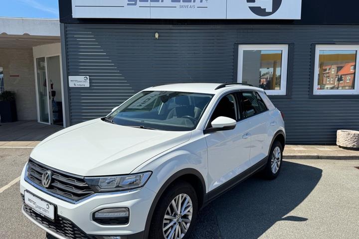 Hvid VW T-Roc fra 2018 set udefra