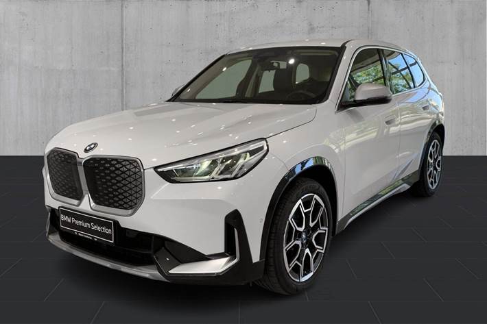 Hvid BMW iX1 fra 2024 set udefra