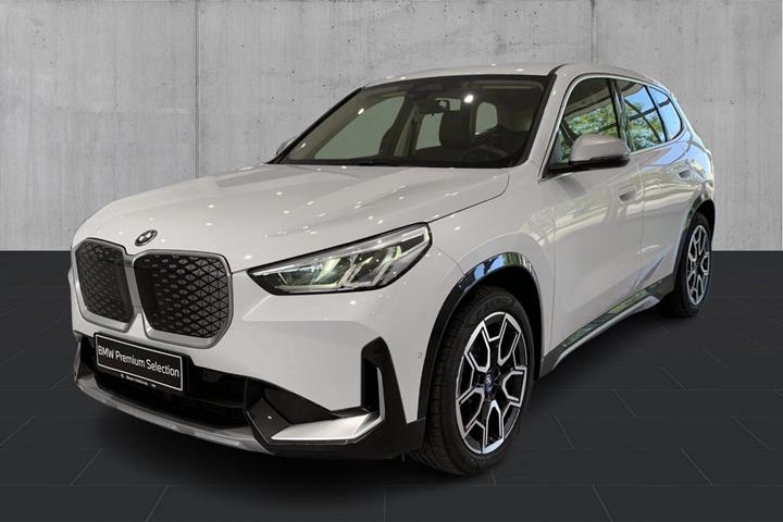 Hvid BMW iX1 fra 2024 set udefra