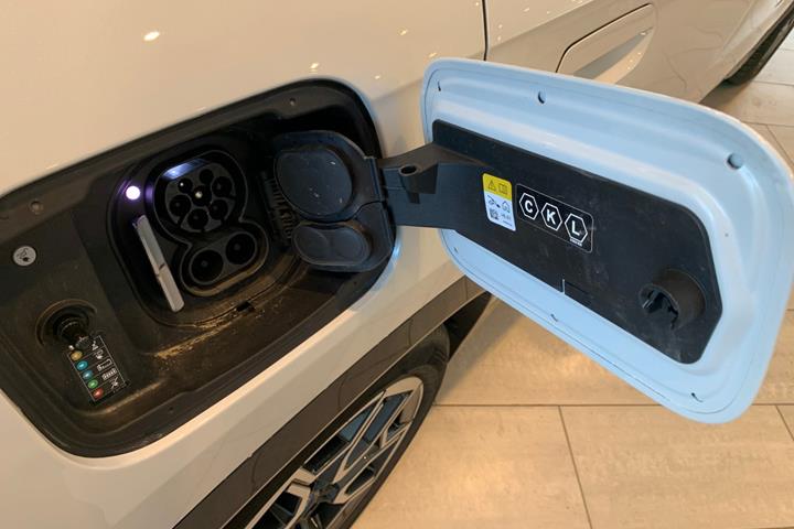 Hvid BMW iX1 fra 2024
