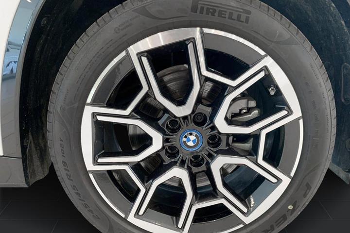 Hvid BMW iX1 fra 2024