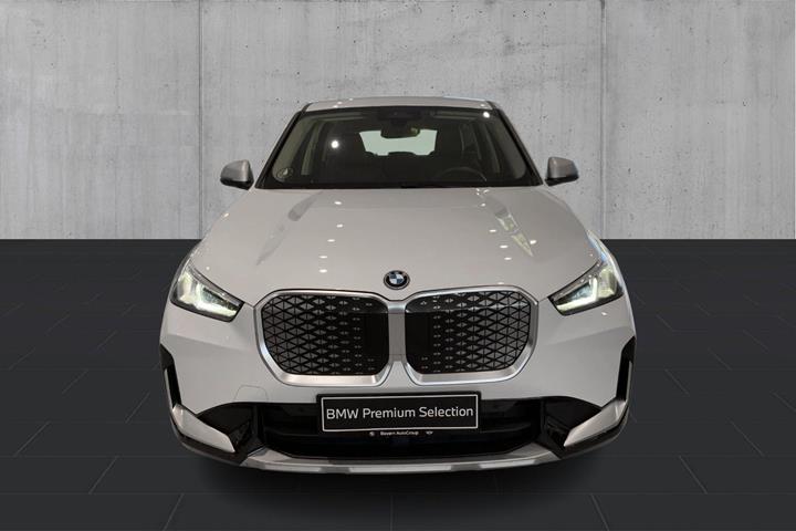 Hvid BMW iX1 fra 2024