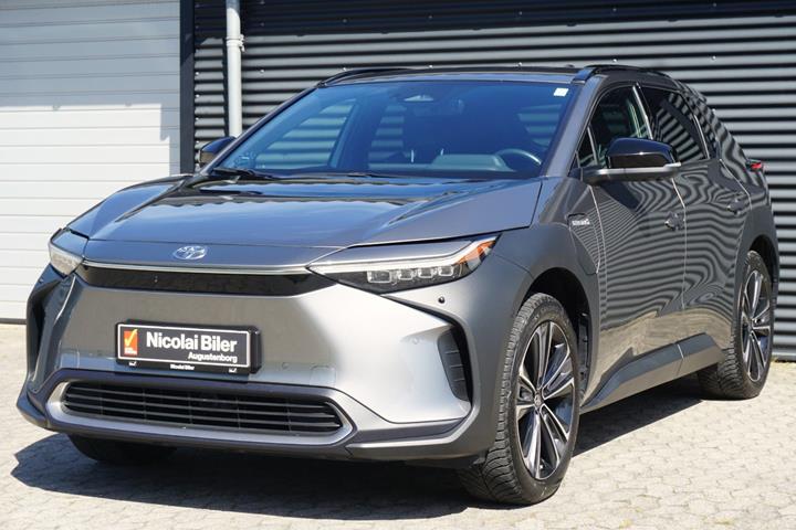 Grå Toyota BZ4X fra 2022 set udefra