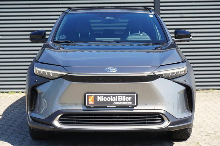 Grå Toyota BZ4X fra 2022