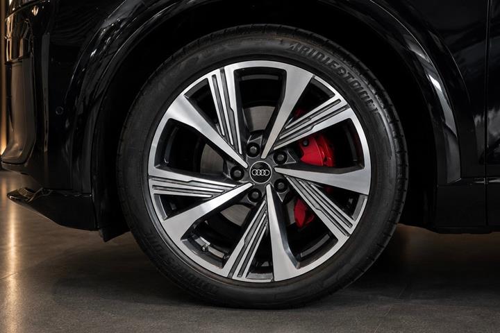 Sort Audi Q6 e-tron fra 2025