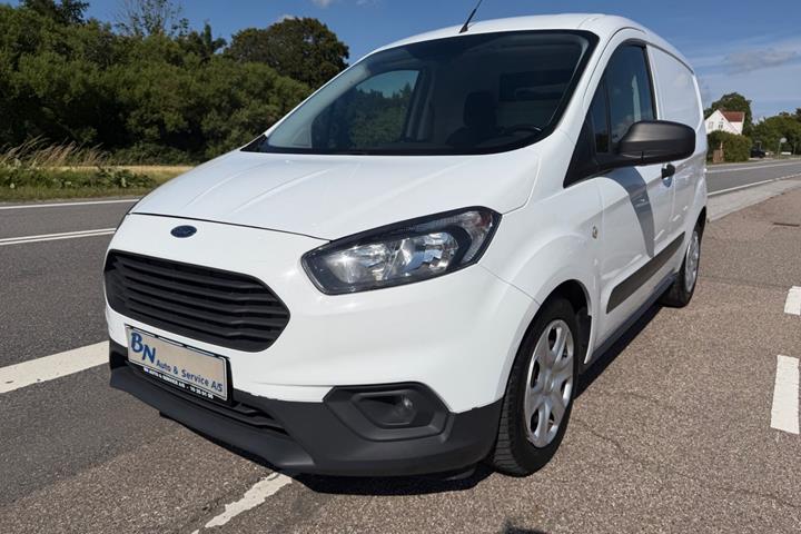 Hvid Ford Transit Courier fra 2019 set udefra