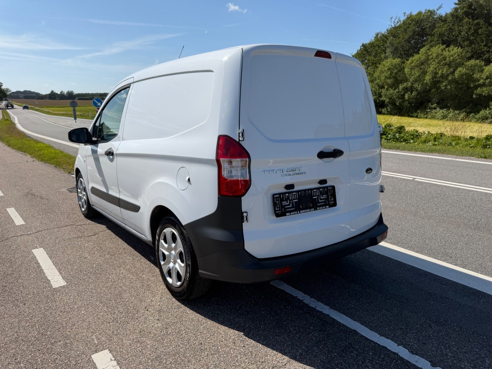 Hvid Ford Transit Courier fra 2019