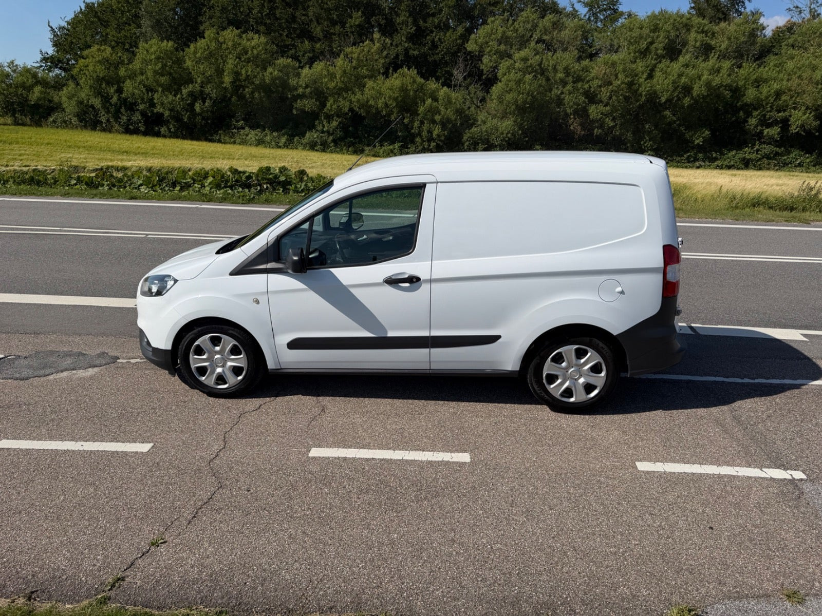 Hvid Ford Transit Courier fra 2019