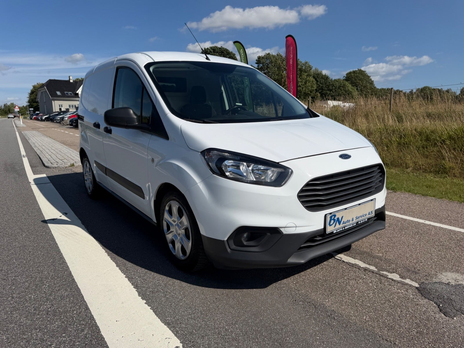 Hvid Ford Transit Courier fra 2019