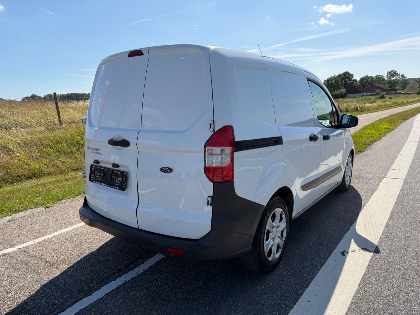 Hvid Ford Transit Courier fra 2019