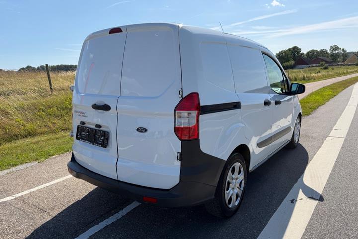 Hvid Ford Transit Courier fra 2019