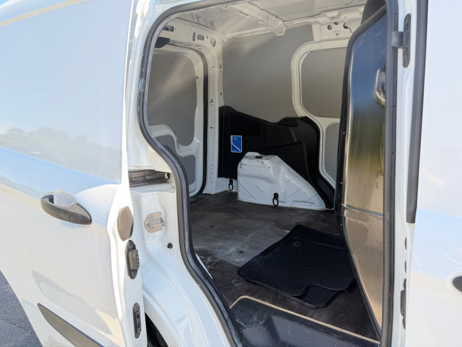 Hvid Ford Transit Courier fra 2019