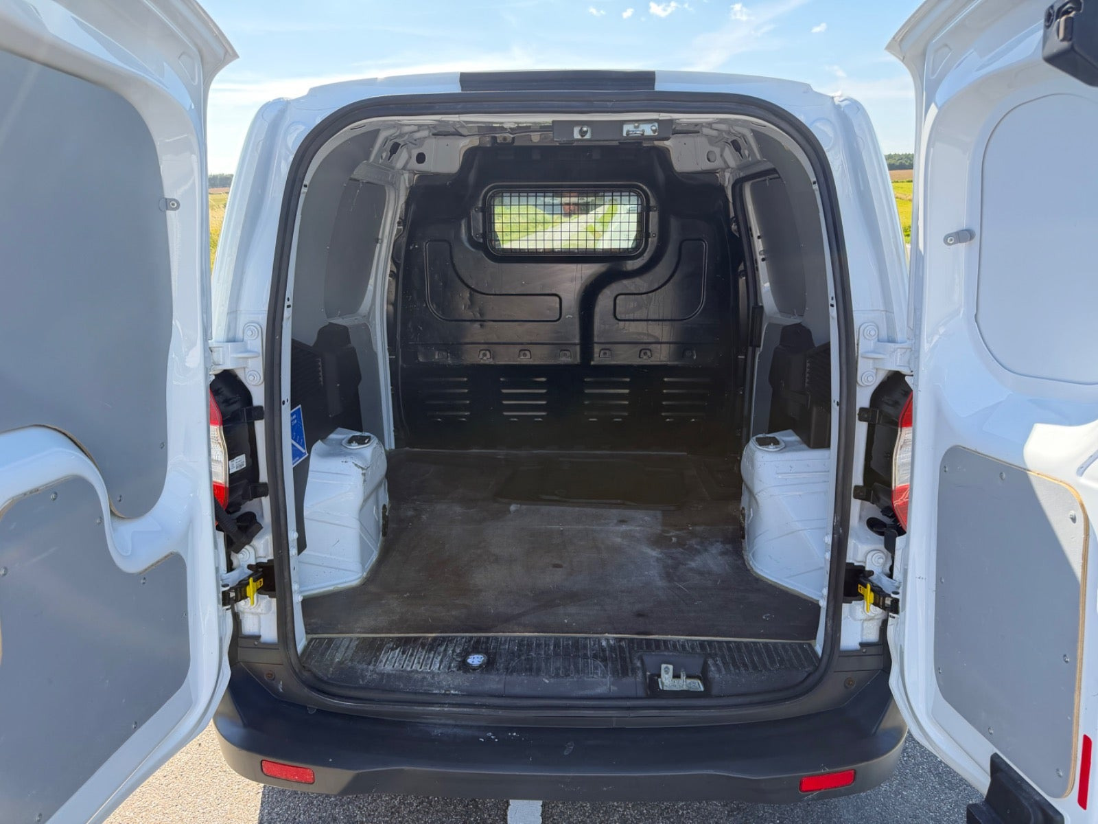 Hvid Ford Transit Courier fra 2019