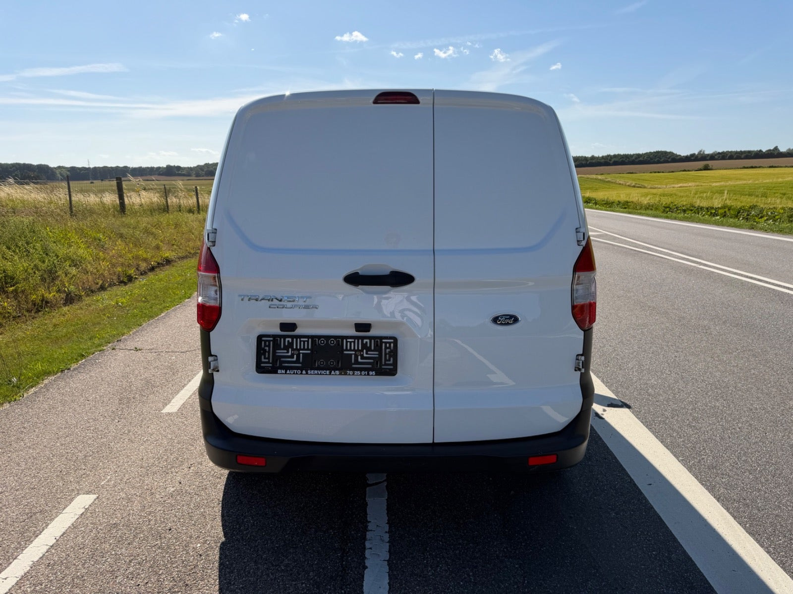 Hvid Ford Transit Courier fra 2019