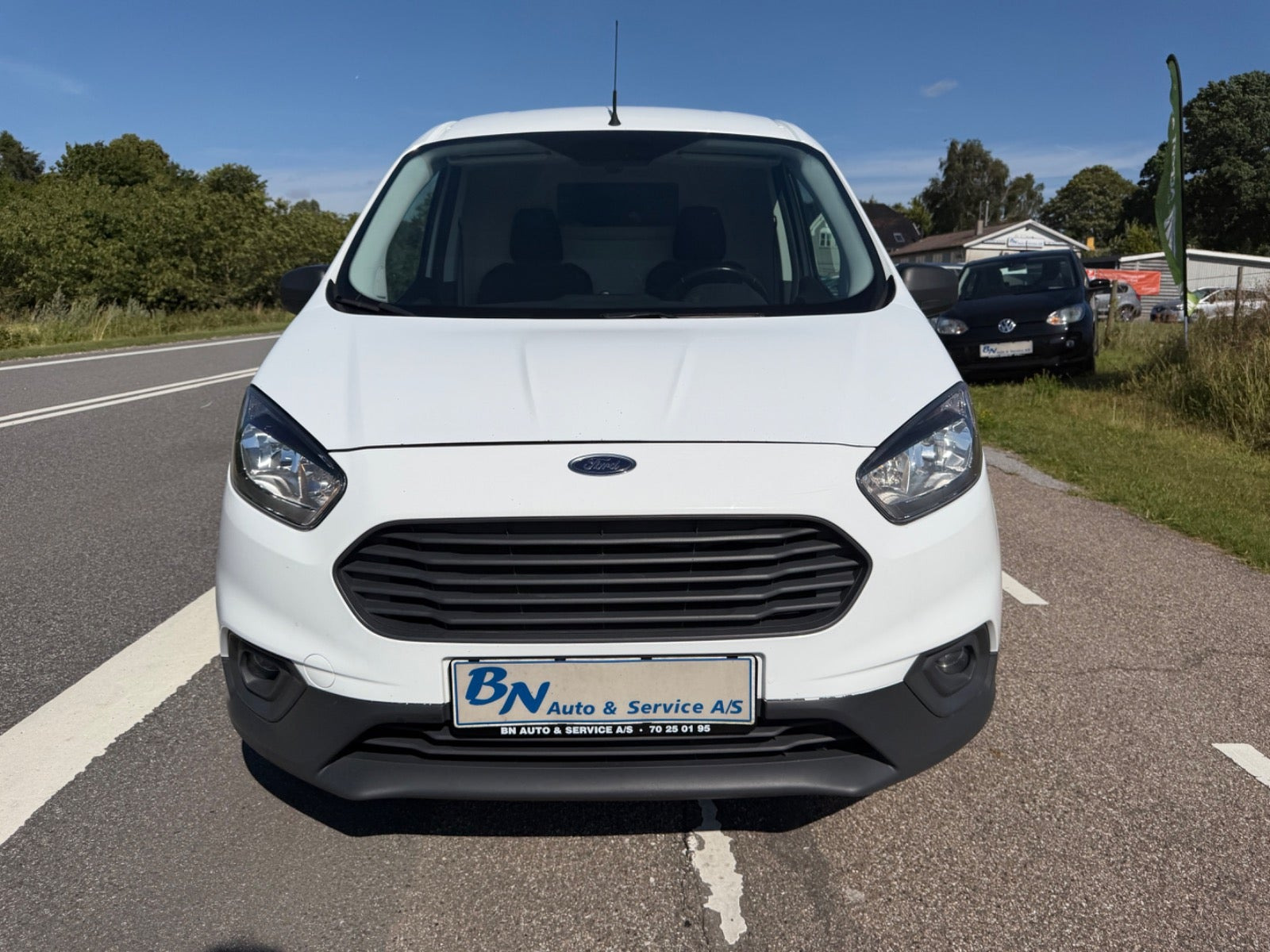 Hvid Ford Transit Courier fra 2019