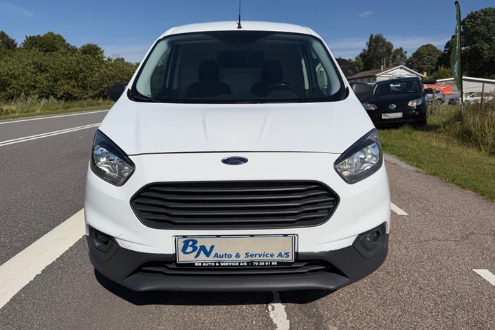 Hvid Ford Transit Courier fra 2019