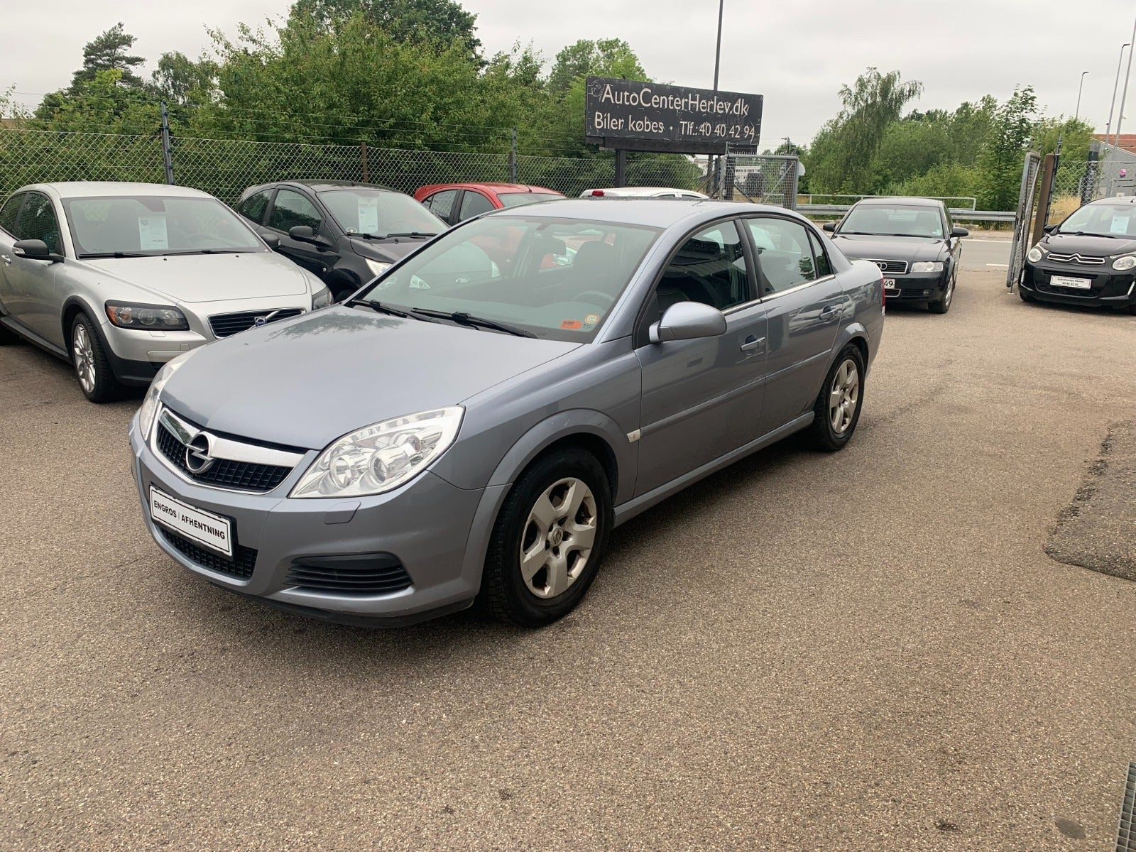 Blå Opel Vectra fra 2005 set udefra