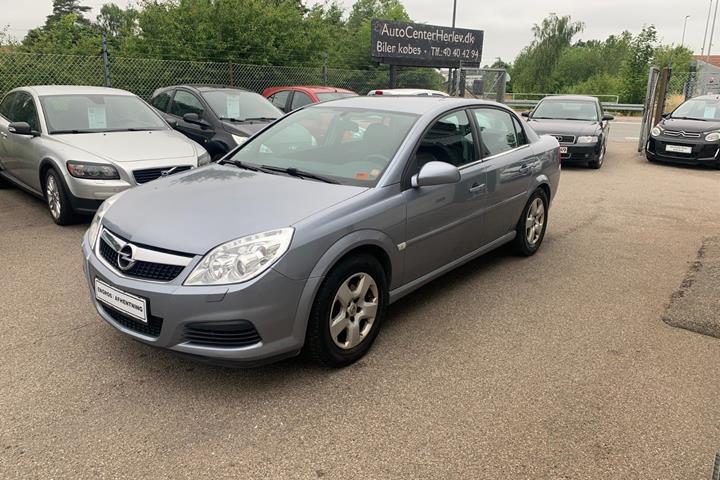 Blå Opel Vectra fra 2005 set udefra