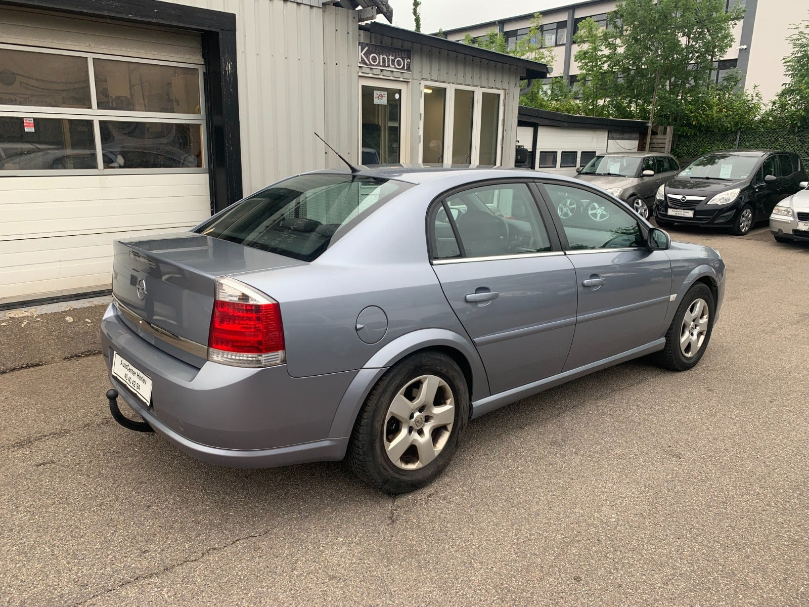 Blå Opel Vectra fra 2005 set udefra