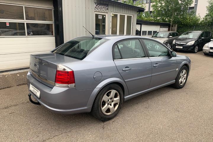 Blå Opel Vectra fra 2005 set udefra