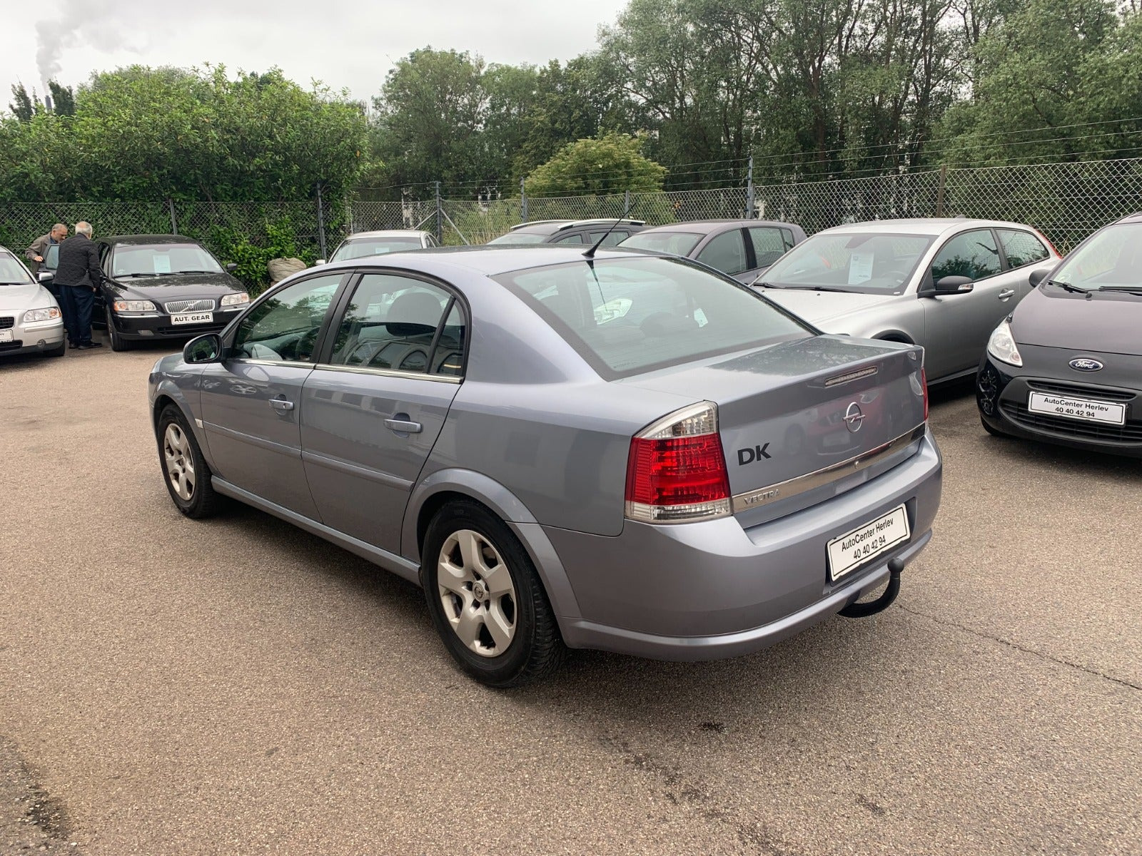 Blå Opel Vectra fra 2005 set udefra