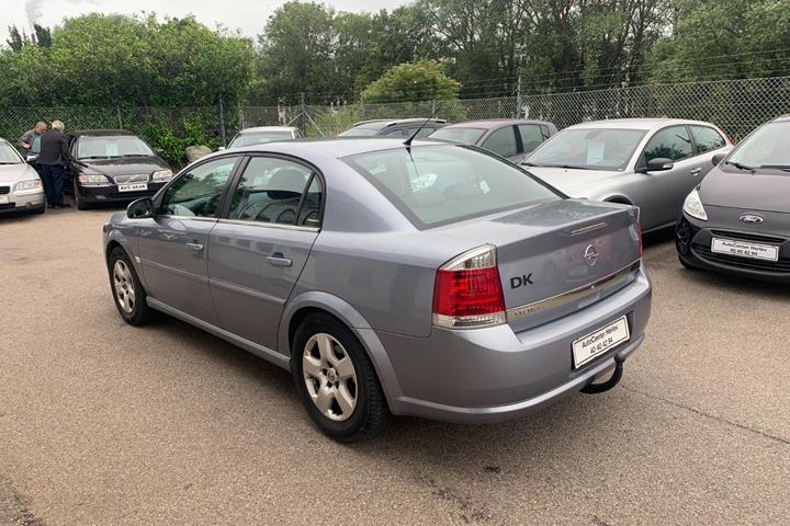 Blå Opel Vectra fra 2005 set udefra
