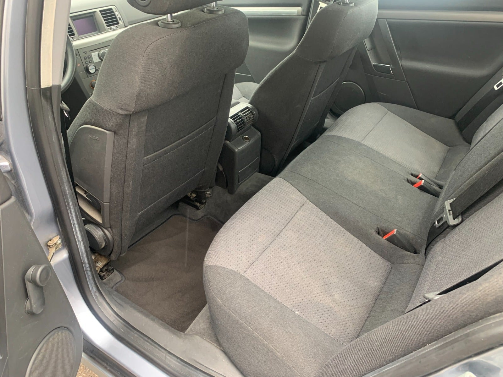 Blå Opel Vectra fra 2005 set indefra