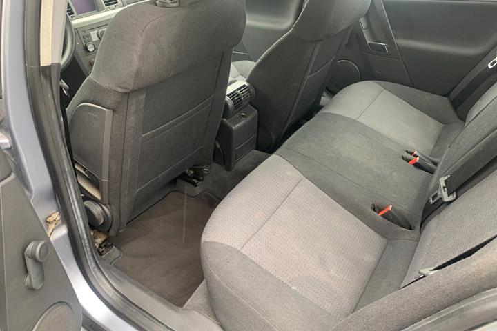 Blå Opel Vectra fra 2005 set indefra