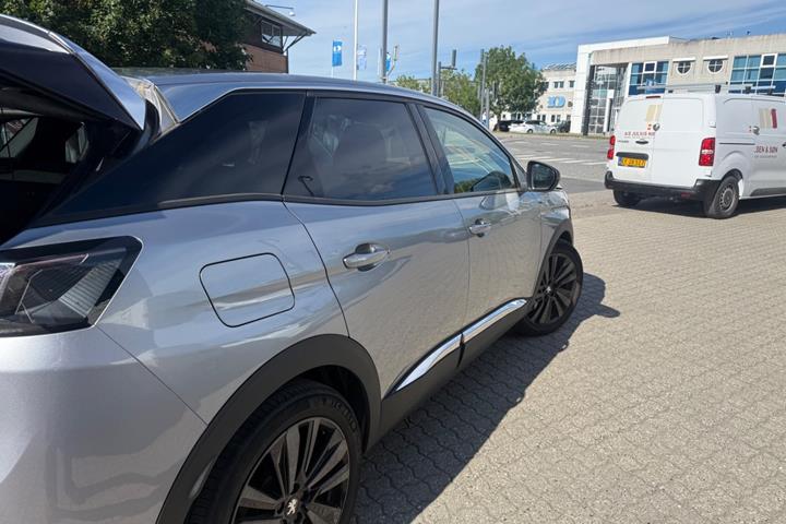 Grå Peugeot 3008 fra 2022