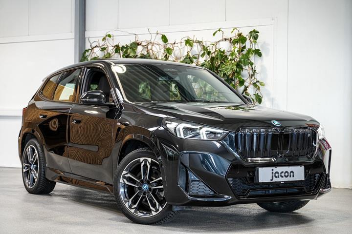 Sort BMW iX1 fra 2023 set udefra