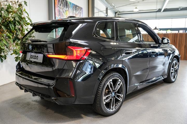 Sort BMW iX1 fra 2023