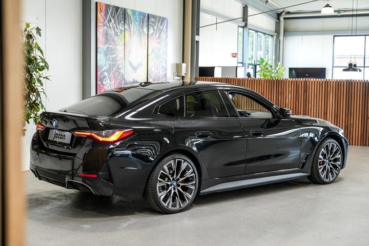 Sort BMW i4 fra 2023