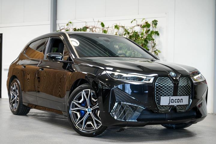 Sort BMW iX fra 2023 set udefra