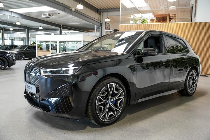 Sort BMW iX fra 2023