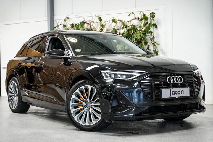 Sort Audi e-tron fra 2020 set udefra